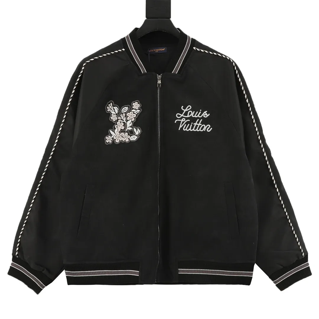 🅿️570 Louis Vuitton/Louis Vuitton embroidered letter baseball jacket, light luxury, a must-have item for daily commuting for men and women, correct version, feel free to compare · Made of customized original acetate fabric · 180g diamond-shaped quilted cotton inside, selected long-staple cotton, warm and comfortable · The chest is decorated with presbyopia floral leather patches inlaid with hot diamonds · Lapel design · Elastic waist design at the hem · Zippered side pocket design on the side · Customized original alloy snap button and puller by mold opening · Customized yarn-dyed colorful flat base thread on the cuffs · One hundred thousand needle three-dimensional embroidery by Tajima high-speed embroidery machine · Original main mark, washed label and tag packaging bag Size: XS-L